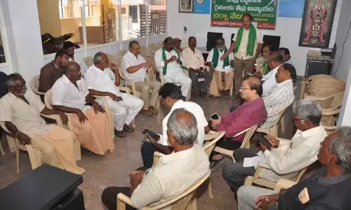 AP Rythu Sangham district president  T Janardhan speaking at farmers’ meeting on Union Budget  in Tirupati  on Thursday