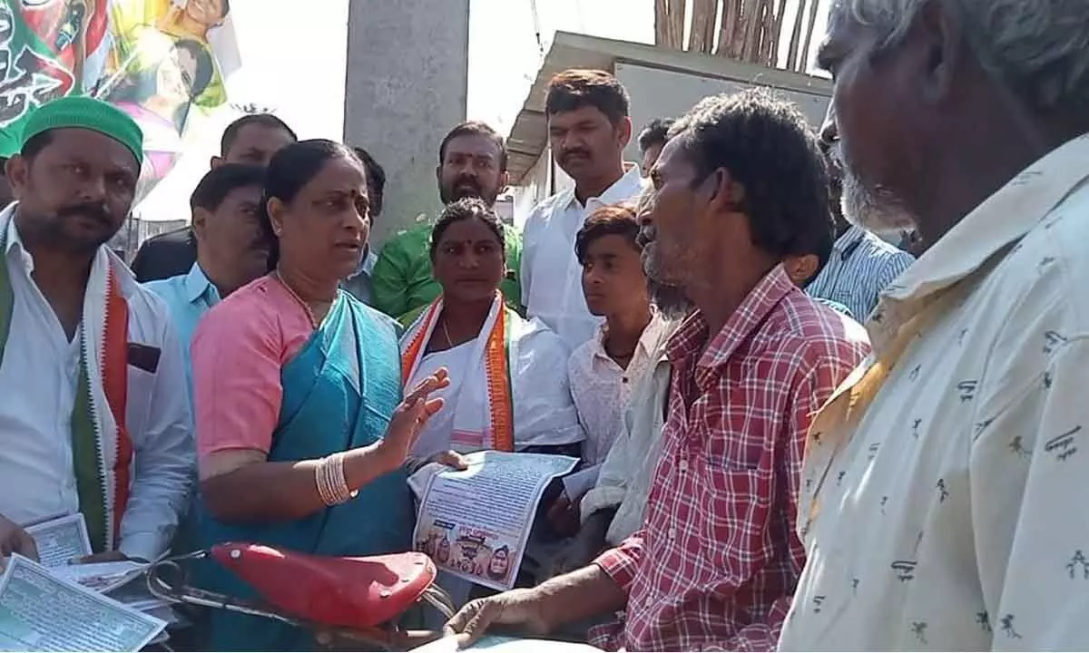 Former Minister Konda Surekha speaking to the people during Hath Se Hath Jodo Yatra in the Warangal East Constituency on Friday