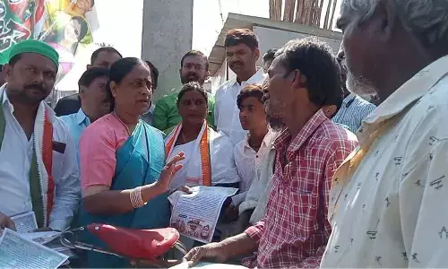 Former Minister Konda Surekha speaking to the people during Hath Se Hath Jodo Yatra in the Warangal East Constituency on Friday