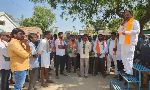 Former MLA and BJP leader Revuri Prakash Reddy addressing the people during his ‘Praja Gosa – BJP Barosa’ Yatra in Narsampet Assembly constituency on Friday