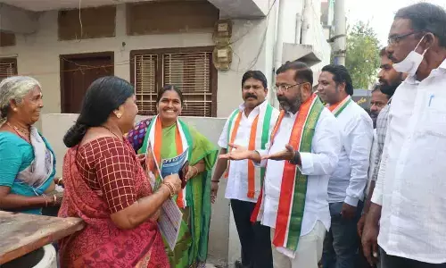 Hanumakonda DCC president Naini Rajender Reddy interacting with the denizens as part of Hath Se Hath Jodo Yatra in Hanumakonda on Saturday