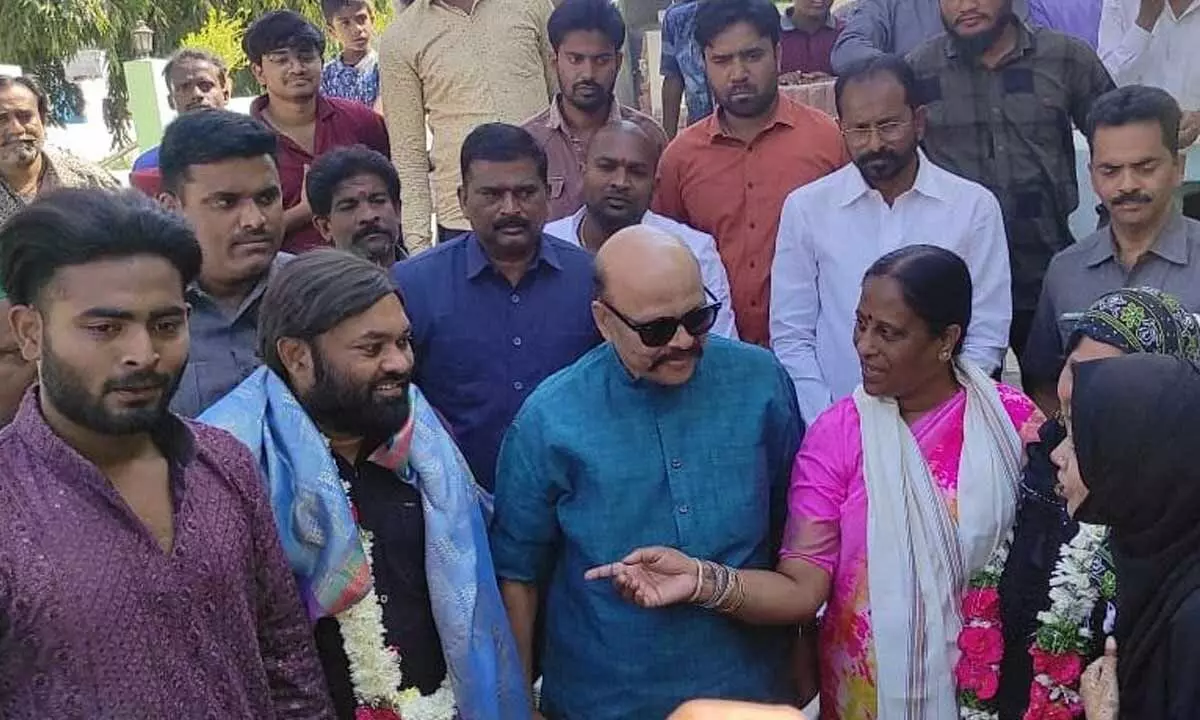Former MLC Konda Muralidhar Rao and former Minister Surekha interact with the locals during their Haath Se Haath Jodo yatra at Kareembad in Warangal on Sunday