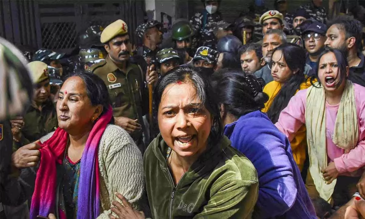 Women protesters throw chilli powder at police, detained