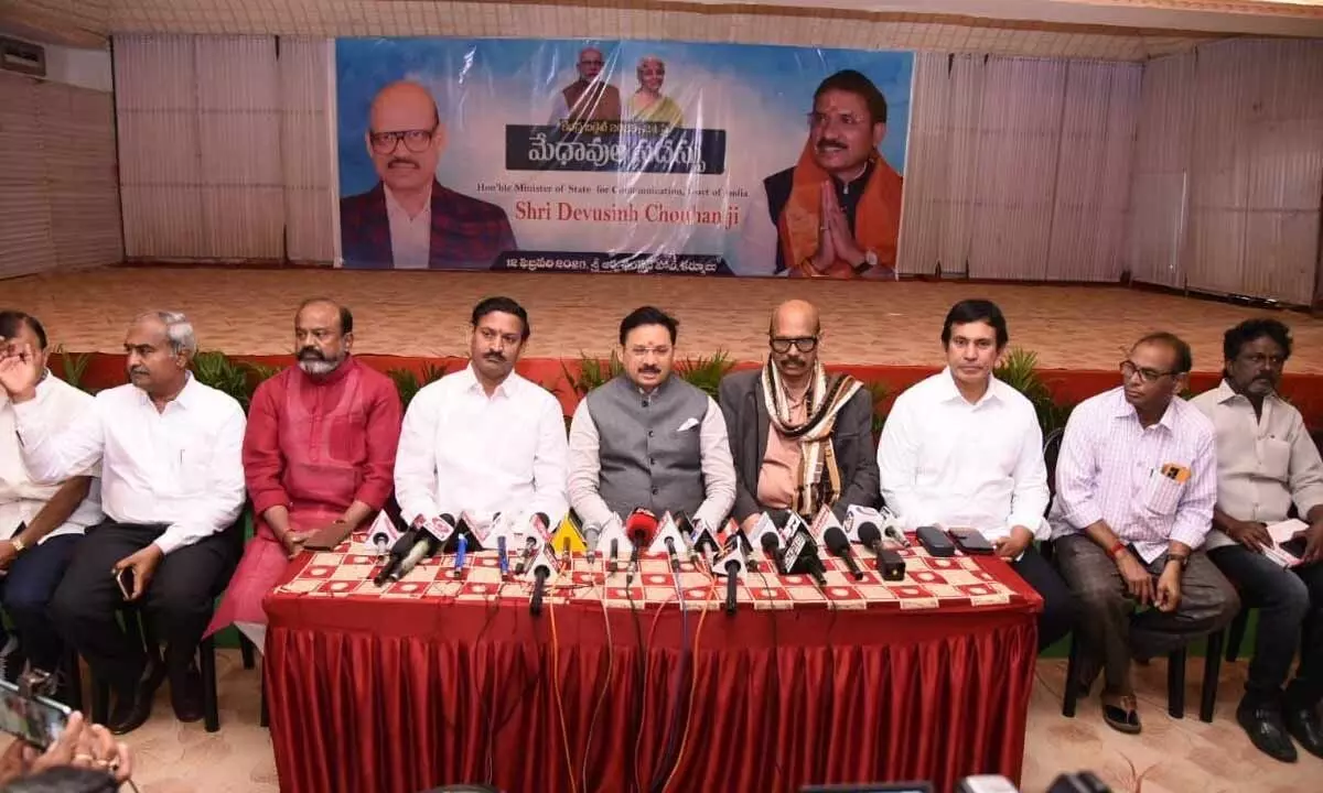 Union Minister of State for Communications Devusinh Chauhan speaking to the media in Kurnool on Sunday. Former Rajya Sabha MP T G Venkatesh and others are seen.