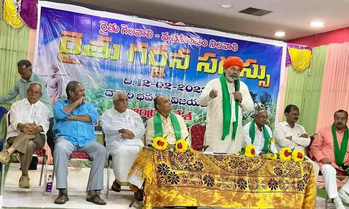 Bharat Kisan Union president Rakesh Tikait addressing farmers at Dasari Bhavan in Vijayawada on Sunday