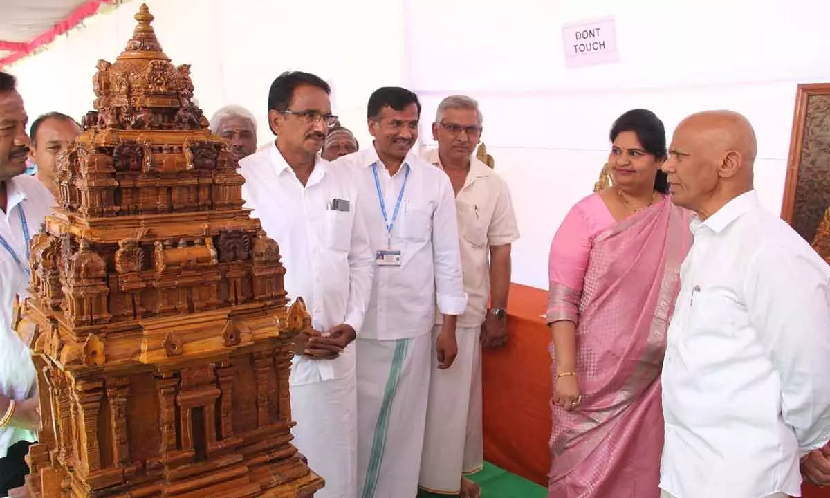 The EO having  a glimpse of a temple model and Kalamkari art at the exhibition.