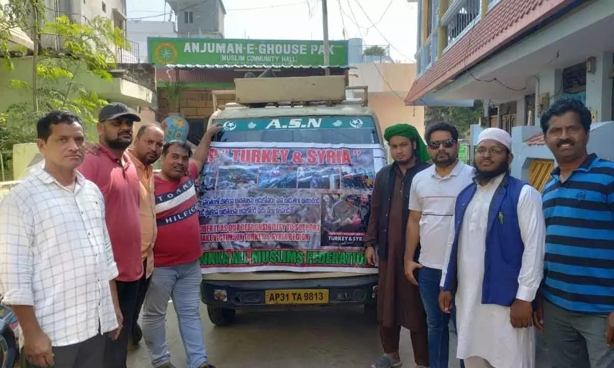 Gajuwaka All Muslim Federation members flagging off the relief material vehicles in Visakhapatnam on Monday