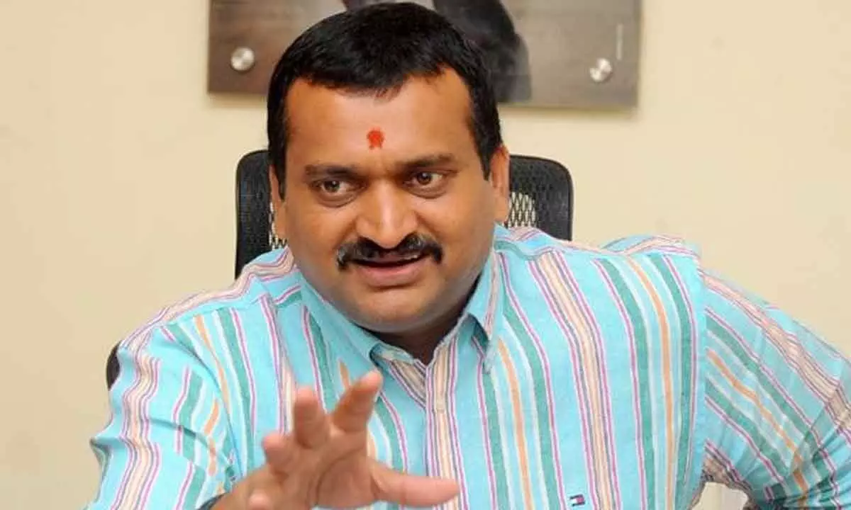 Bandla Ganesh all praise for KCR, says the latter can lead the country