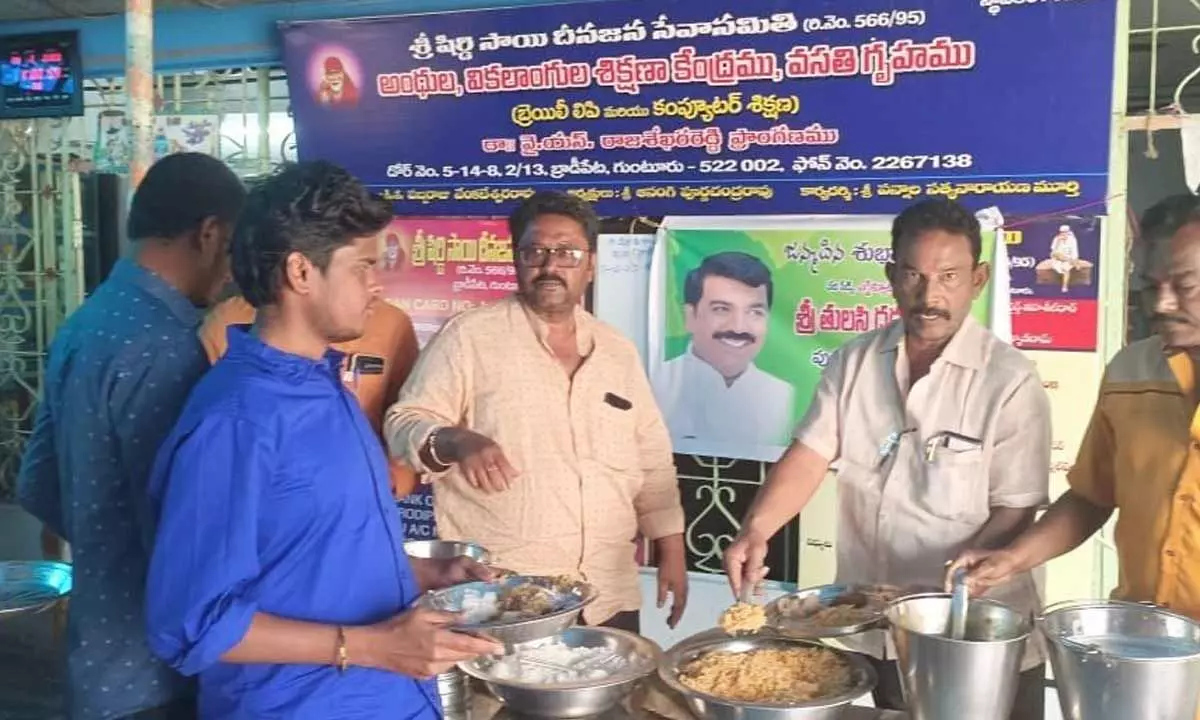 Free meals distribution at Shirdi Sai Seva Samiti at Brodipet on Tuesday, on the occasion of Veda Seeds ED T Dharmacharan’s birthday