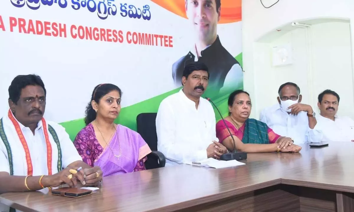 Andhra Pradesh Congress Committee president Gidugu Rudra Raju, APCC organsing president Sunkara Padmasri and others addressing the media at Andhra Ratna Bhavan in Vijayawada on Tuesday