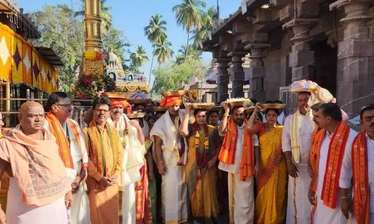 Kanipakam Sri Varasiddi Vinayaka Swamy temple chairman A Mohan Reddy, EO A Venkatesh and staff carrying silk clothes to offer them to the presiding deities at Srisailam temple on Tuesday