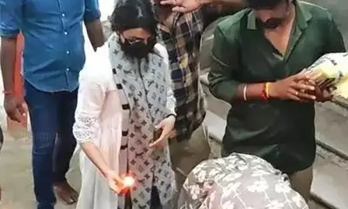 Samantha Seeks Blessings at Palani Murugan Temple, Lights Camphor on 600 Steps: Watch Video