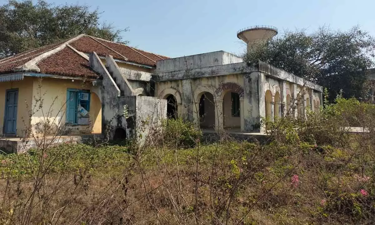 Rajamahendravaram: Government apathy leaves Cotton residence in ruins