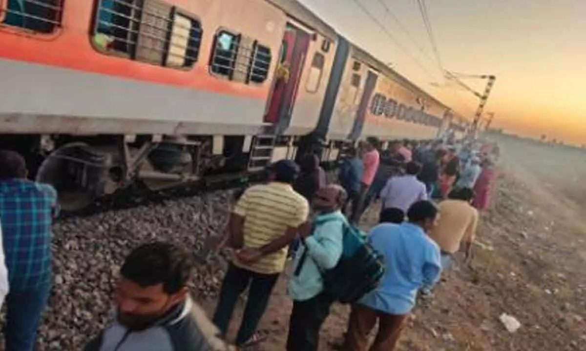 Godavari Express derails; close shave for passengers