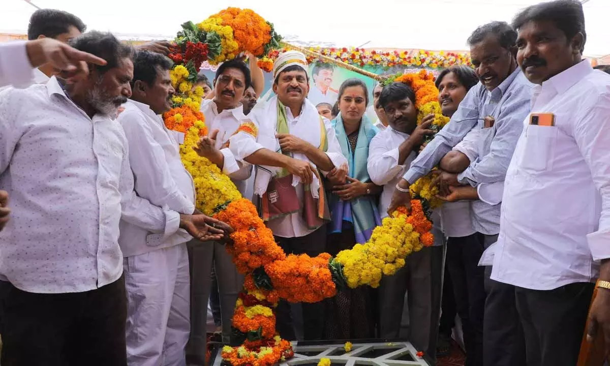 The followers of fomer MP Ponguleti felicitating him at the Athmeeya Sammelanam in Wyra on Wednesday