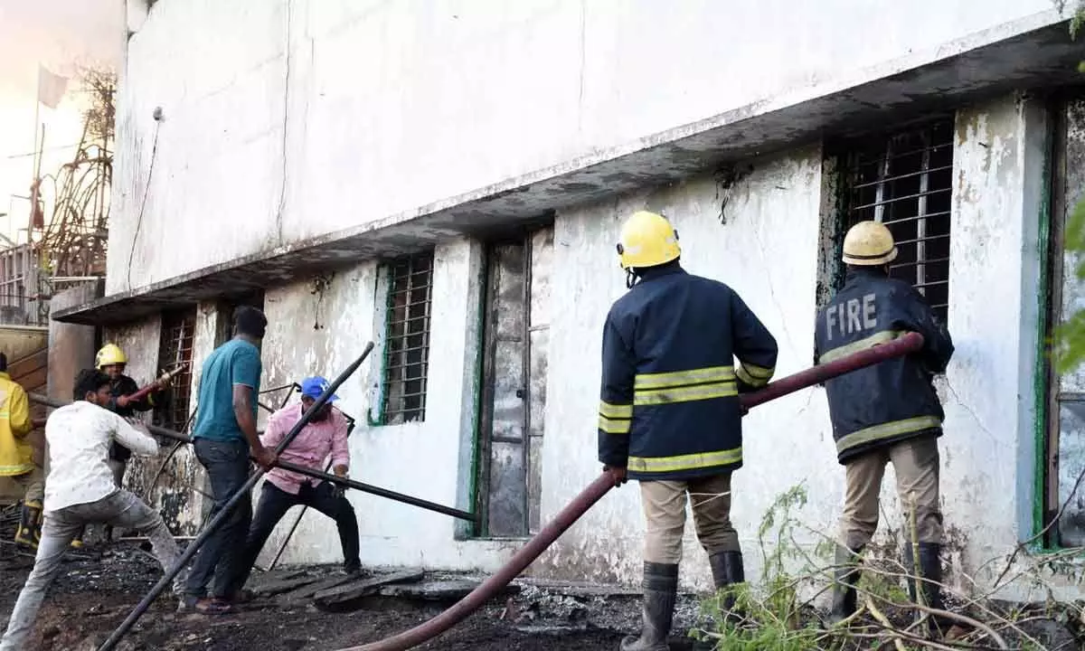 Major blaze breaks out at godown in Puranapul