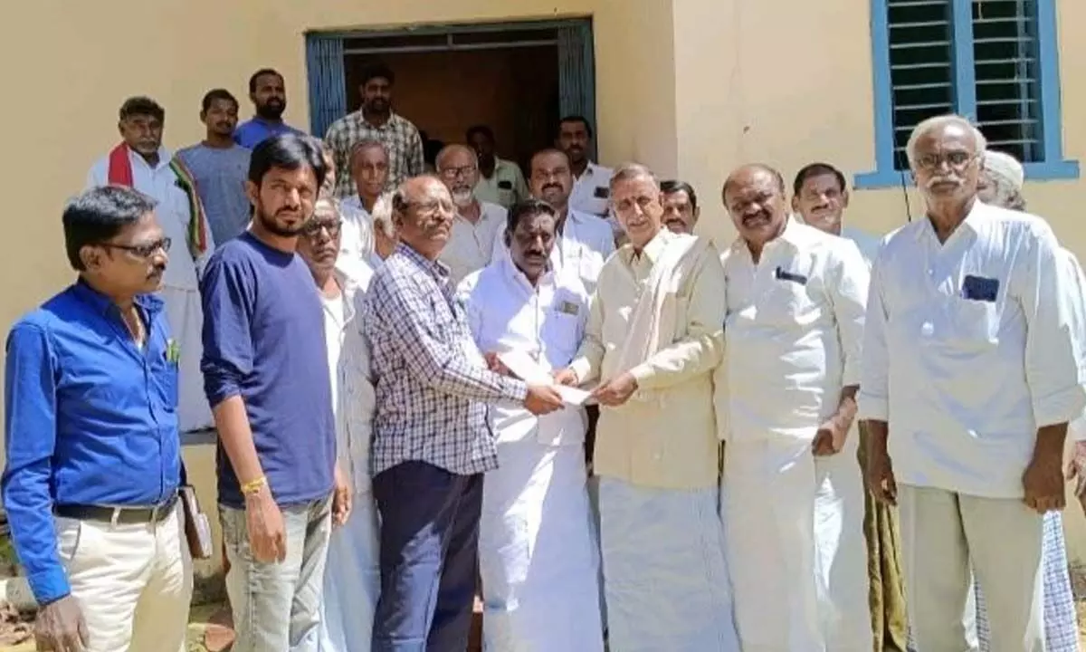 Farmers of Bandi Atmakur mandal submitting a representation to MPDO and MPP at Bandi Atmakur mandal in Nandyal district on Wednesday