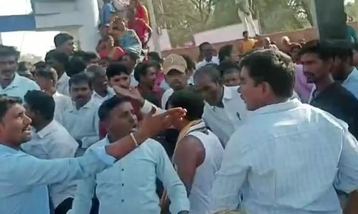 BRS and Congress workers having heated argument during the visit of MP Komatireddy Venkat Reddy at Shaligowraram on Thursday