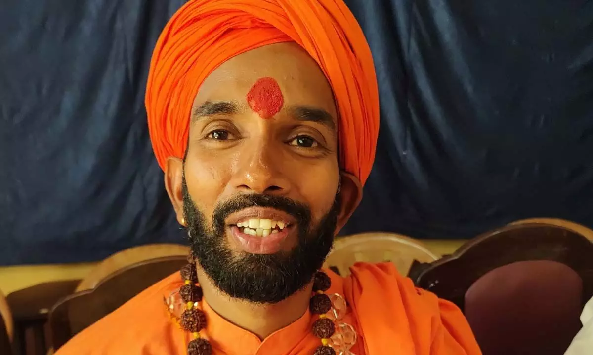 Billava community Swamiji berates netas for their use-and-throw policy