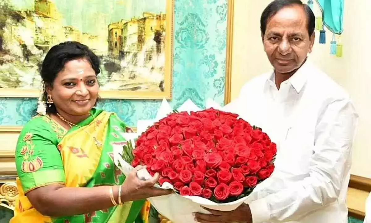 Governor Tamilisai greets CM KCR on his Birthday