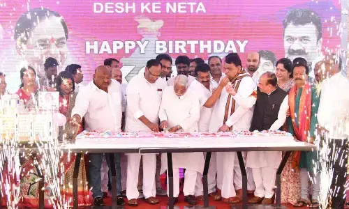 President, PM lead galaxy of netas to greet KCR on his birthday