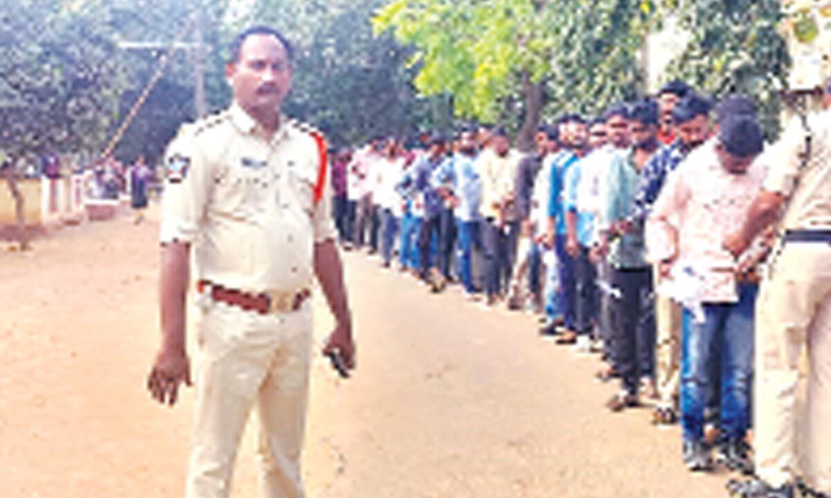 15,162 candidates appear for SI written test in Kakinada