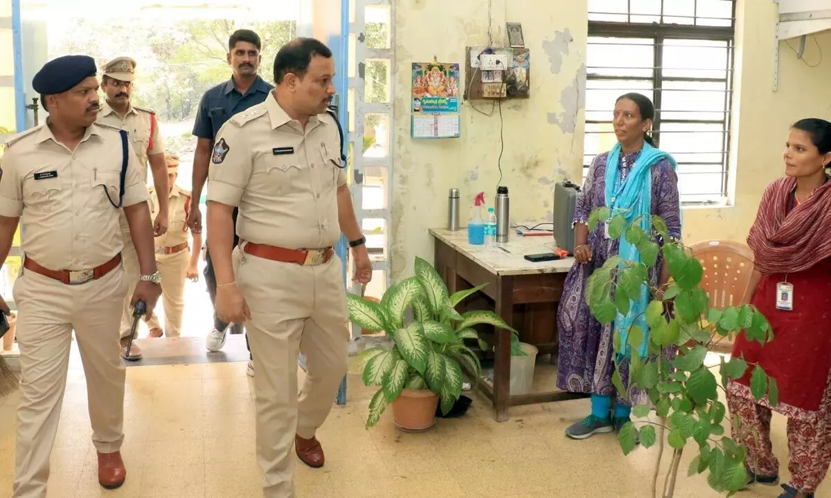 Superintendent of Police P Parameswar Reddy inspecting an examination centre where the written test for SI posts held, in Tirupati on Sunday