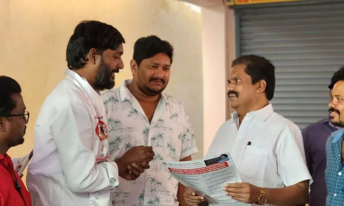 Jana Sena leader Vinod Reddy interacting with goldsmiths in 47th division in the city on Sunday