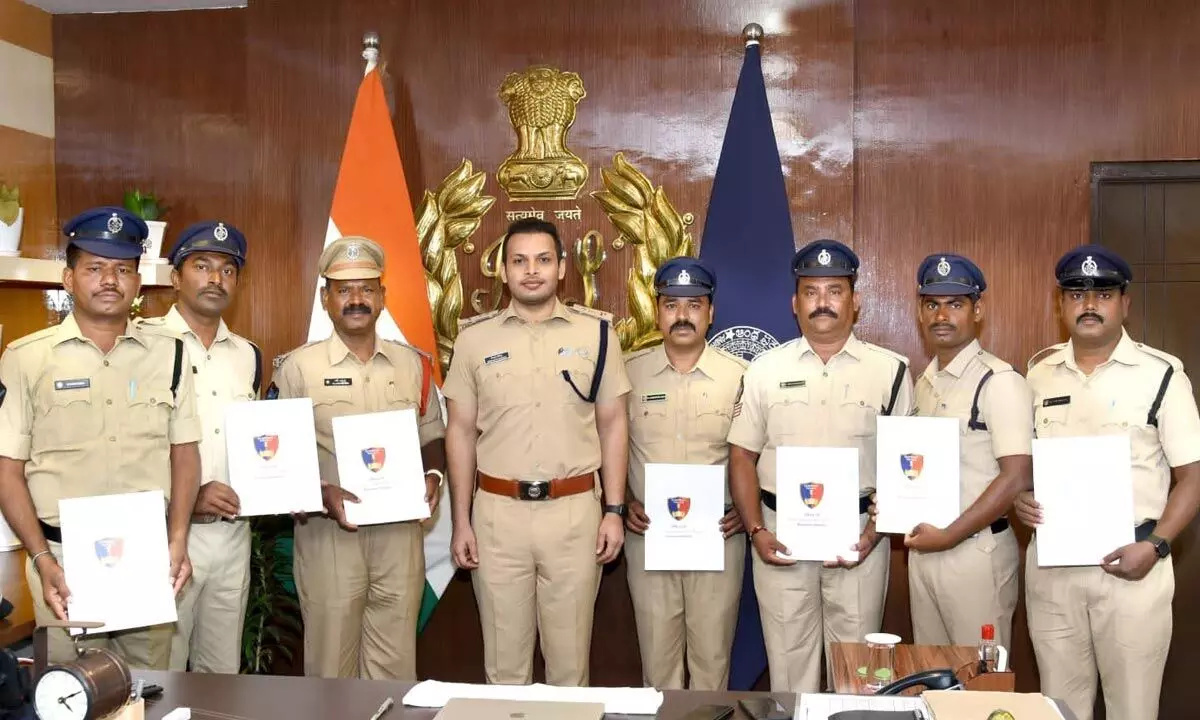 Superintendent of Police Siddarth Kaushal along with the commendation certificate receivers at District Police Office in Kurnool on Sunday