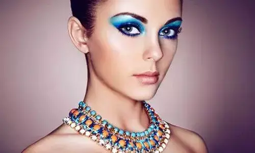 How makeup plays role in forming new relationships?