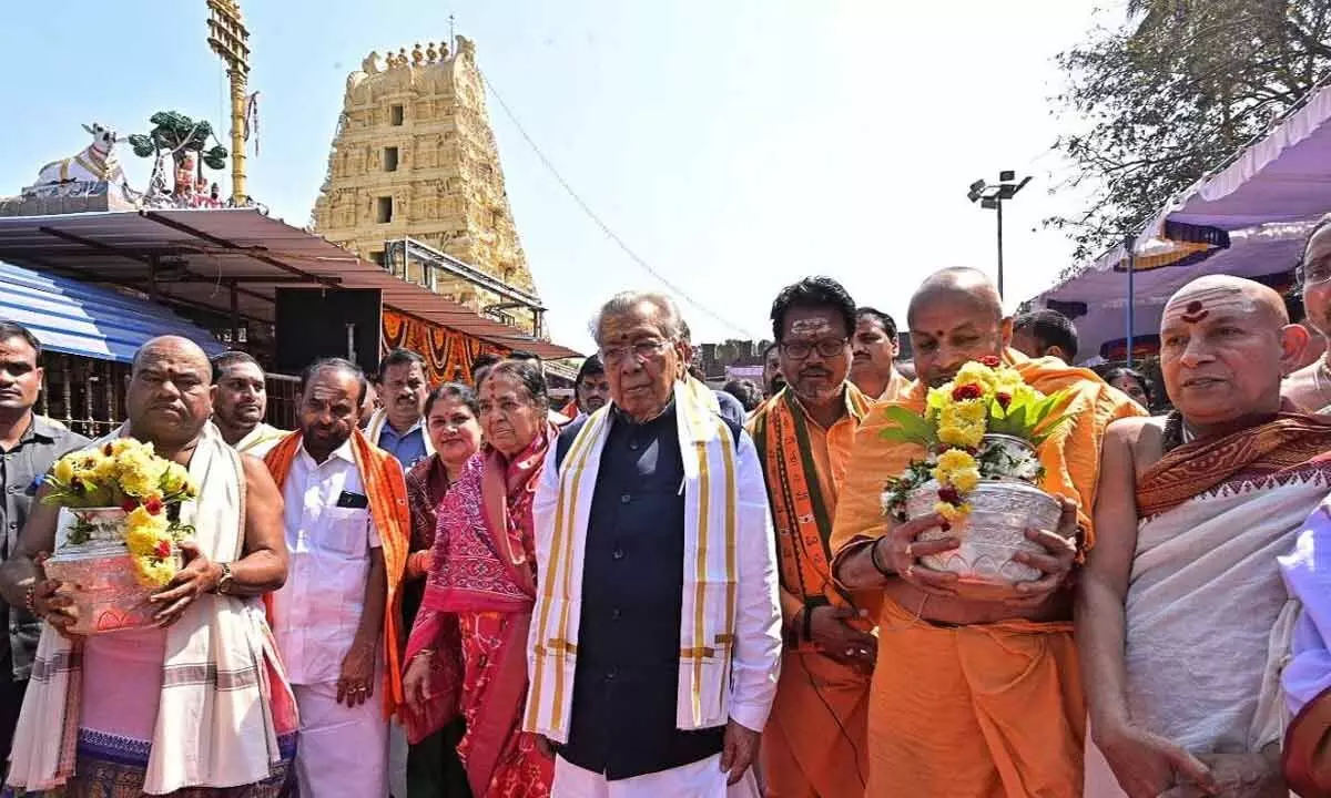 AP Governor Biswabhusan Harichandan visits Srisailam temple, offers prayers