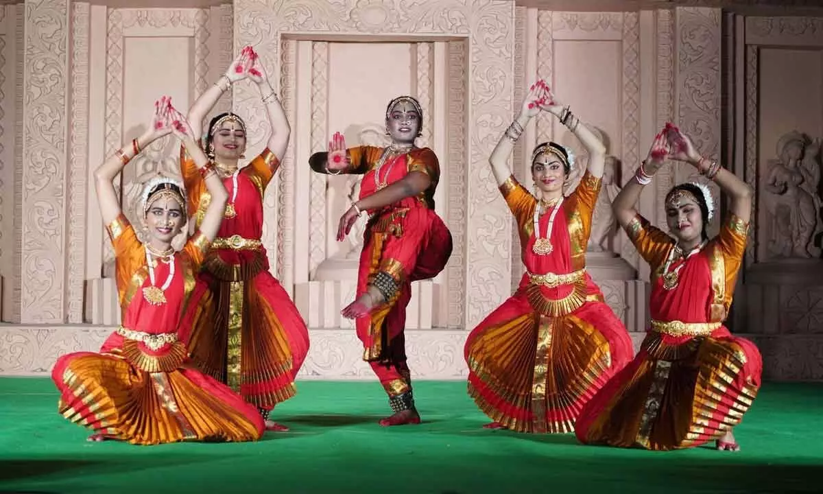 Viji Rao and Three Aksha Dance Ensemble presents “Pushkara”, a collection  of philosophical … | Bharatanatyam poses, Indian classical dancer, Dance  photography poses