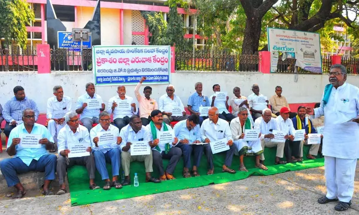 SKM Prakasam district convener Chunduri Ranga Rao speaking at a protest in front of the Collectorate in Ongole on Monday