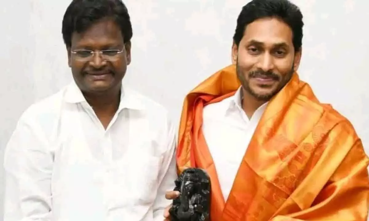 Sipai Subramanyam thanking Chief Minister Y S Jagan Mohan Reddy for nominating him to contest in local bodies polls, at his camp office in Tadepalli on Monday