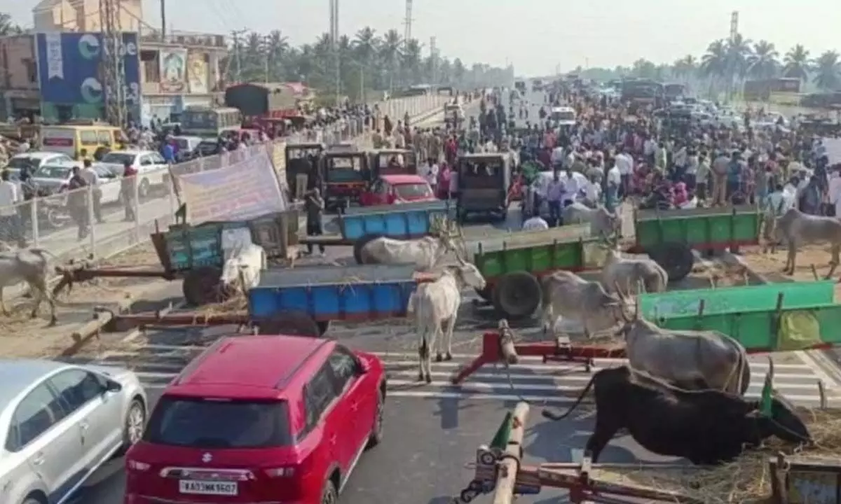 Expressway blocked by villagers demanding underpass at Hanakere