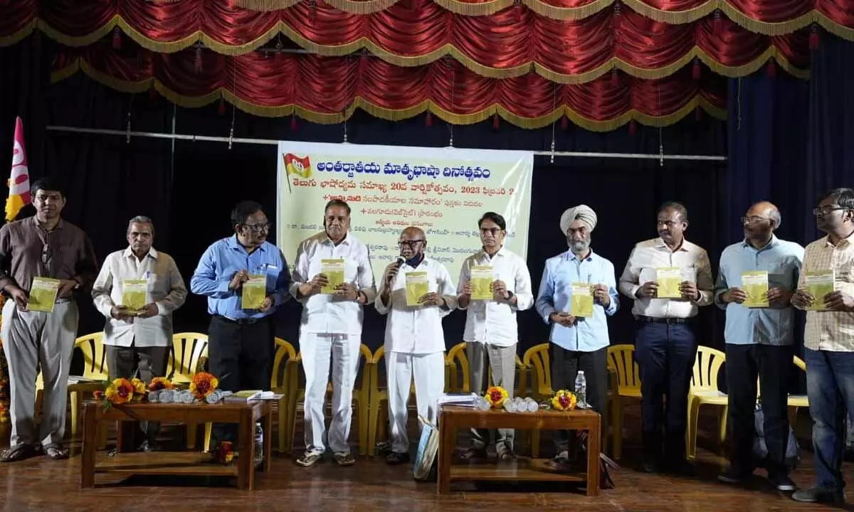 Dignitaries at a programme on the 20th anniversary of Telugu Bhashodyama Samakhya in Vijayawada  on Tuesday