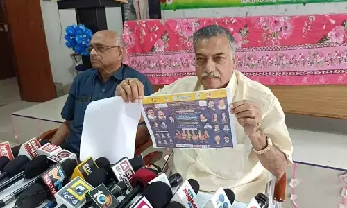 Former MP and former Chairman of AP Official Language Commission Yarlagadda Lakshmi Prasad sharing details of the ‘Satavasanta Kala Vaibhavam’ in Visakhapatnam on Tuesday
