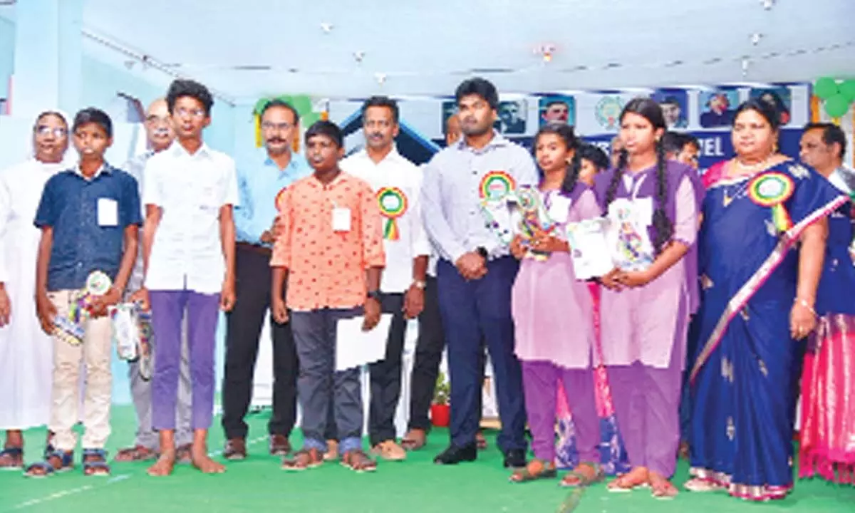 Prakasam district in-charge Collector M Abhishikth Kishore and DEO P Ramesh along with the students, who won prizes at district-level Science Fair in Ongole on Wednesday