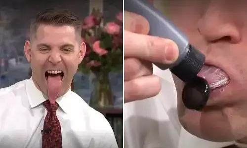 Man With Guinness World Record Ashtonished People With His Distinctive Painting Skills