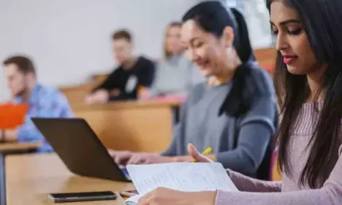 Students find it hard to get jobs after studying abroad