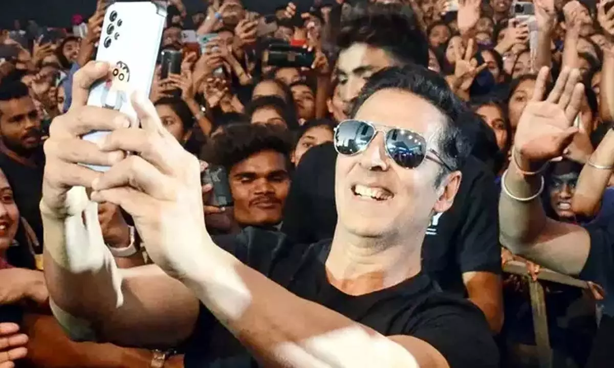 Akshay Kumar Hold New Guinness World Record For Taking Maximum Selfies In 3 Minutes