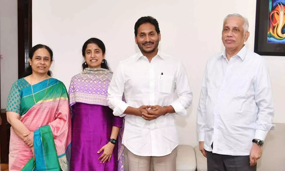 Chief Minister Y S Jagan Mohan Reddy and his wife Y S Bharathi with  Governor-designate Justice (retired) S Abdul Nazeer and First Lady-Designate Sameera Nazeer at Raj Bhavan on Thursday