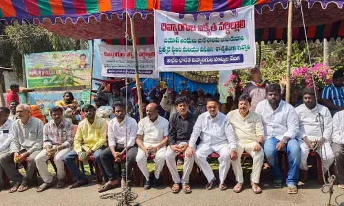 Leaders of all parties expressing solidarity to the agitation organised by the All India Disability Rights Forum in Rajahmundry on Thursday