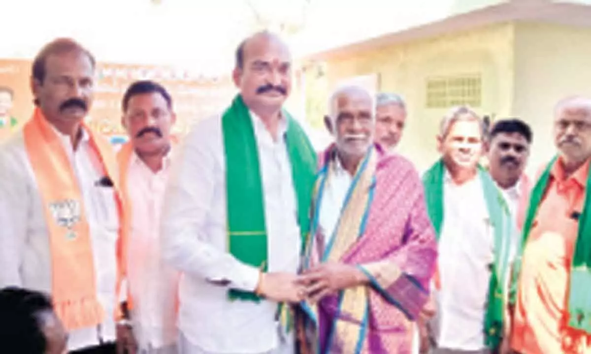 BJP Kisan Morcha state president Kondapalli Sridhar Reddy felicitating farmers during the celebrations of ‘Namo Kisan Samman Diwas’ in Khammam district on Friday.