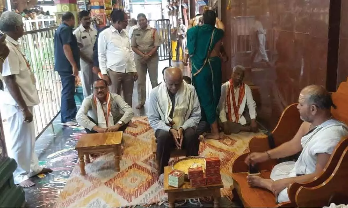 Lokayukta Justice Lakshman Reddy at Sri Kanaka Durga temple in Vijayawada on Friday