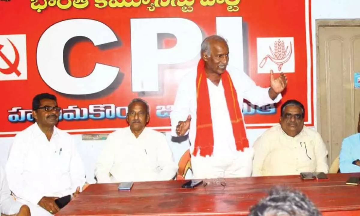 CPI State secretary Kunamneni Sambashiva Rao addressing the party cadres in Hanumakonda on Friday