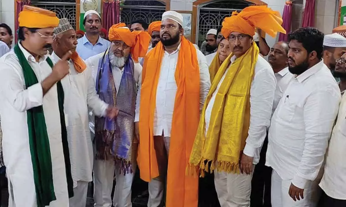 Wakf Board chairman visits Khader Baba Darga