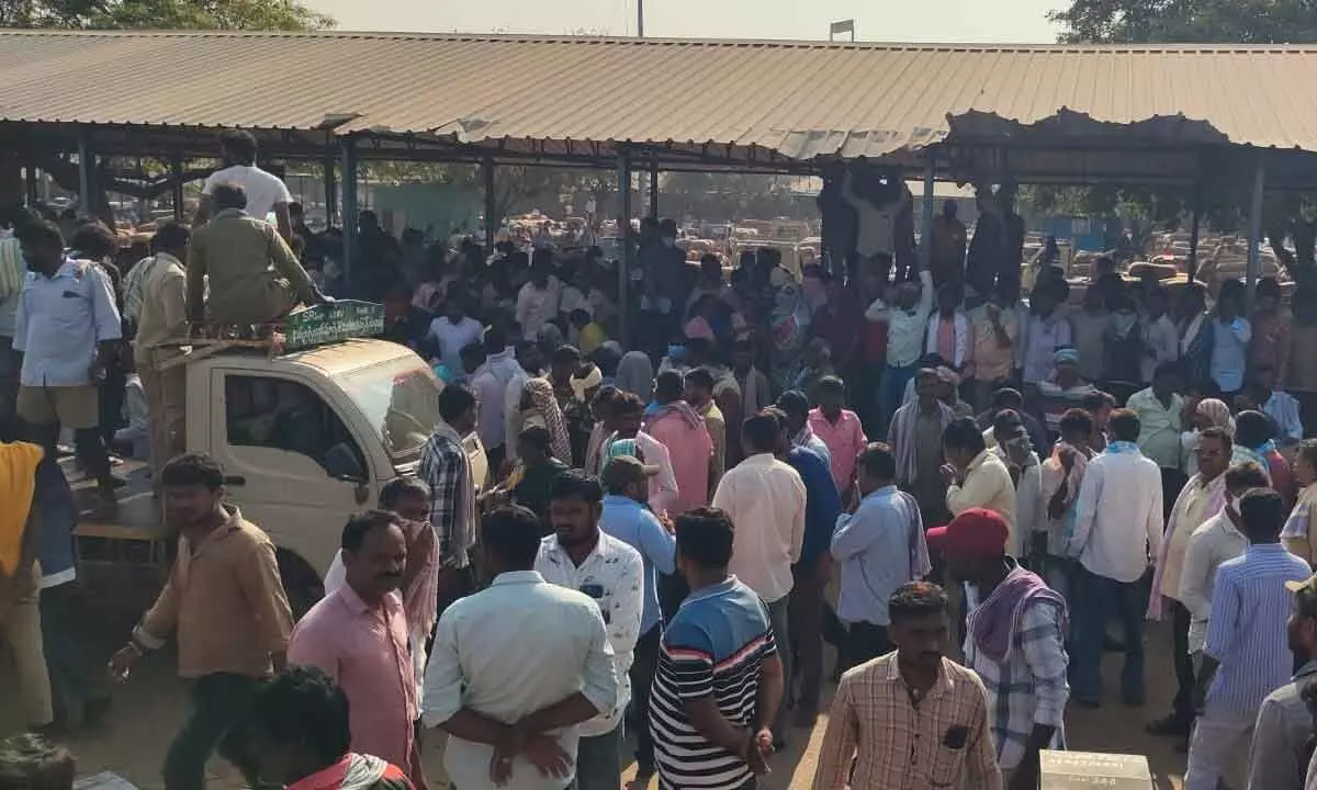Farmers, agents clash at Khammam yard market