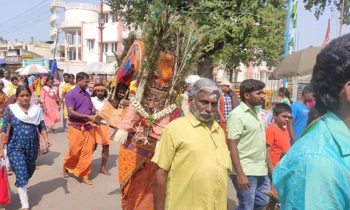 Devotees offering prayers by carrying Kavadi near Palani subrahmaneswara Swamy temple
