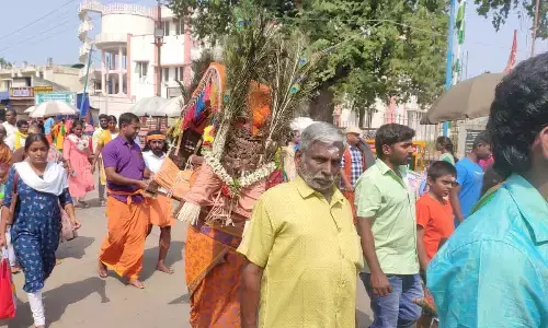Devotees offering prayers by carrying Kavadi near Palani subrahmaneswara Swamy temple